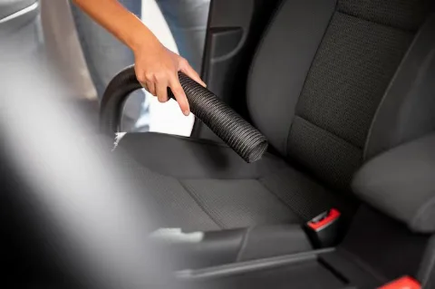 Symbolbild zum Beitrag Frischen Sie Ihr Auto auf Ein Leitfaden zum Entfernen unangenehmer Gerüche im Fahrzeug